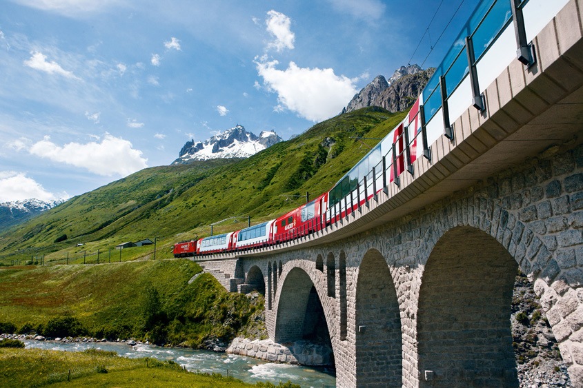Treinreis met de Glacier Express bij Hospental in het Urserental