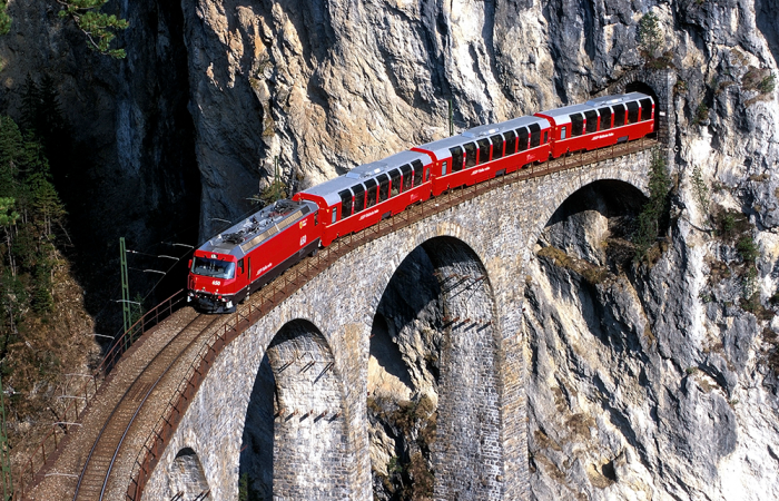Treinreis met de Bernina Express over het Landwasser viaduct bij Filisur