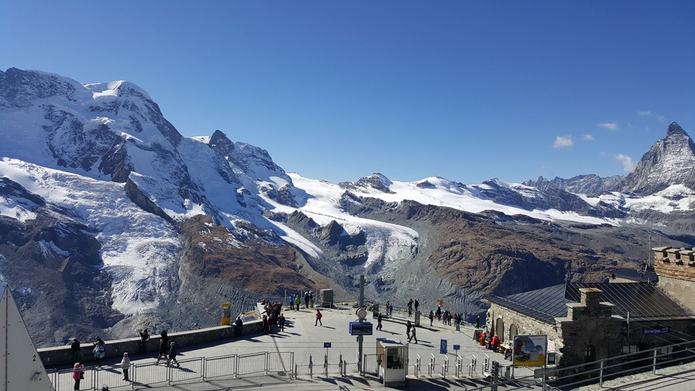 Uitzichtplatform station Gornergrat eindbestemming van de Gornergrat Bahn met uitzicht op de Gorner gletsjer en de Matterhorn.