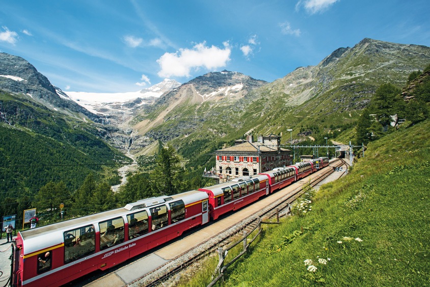 Station Alp Grüm hier maakt de Bernina Express tijdens de treinreis een korte stop.