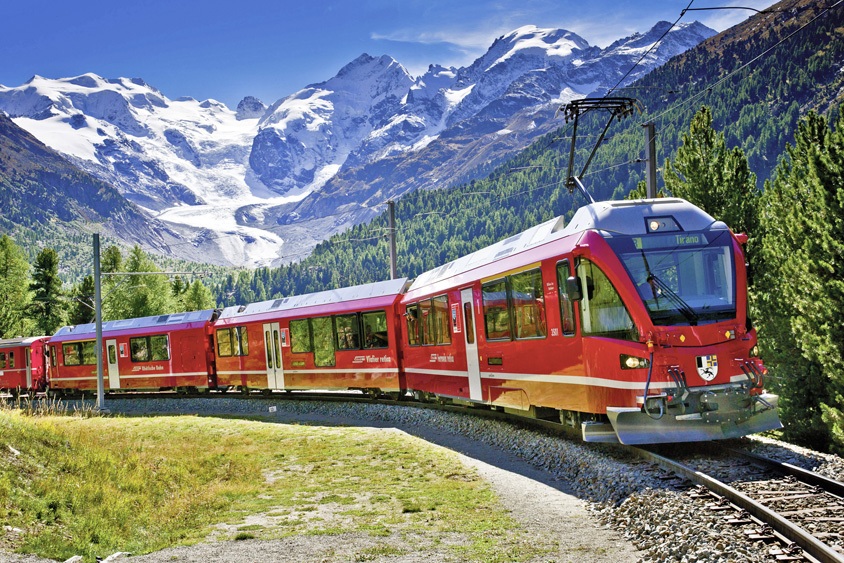 Trein van de Rhaetische Bahn in Graubuenden op het traject van de Bernina Express met uitzicht op de Morteratsch gletsjer.