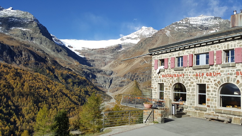 Station Alp Grüm in de herfst, hier maakt de Bernina Express tijdens de treinreis een korte stop.
