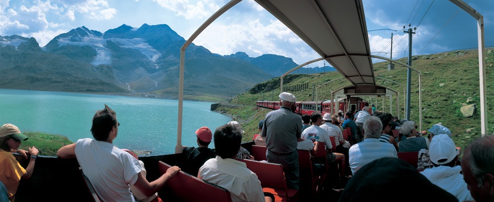 Treinreis met een open wagon van de Bernina Express bij Lago Bianco op 2234 m.