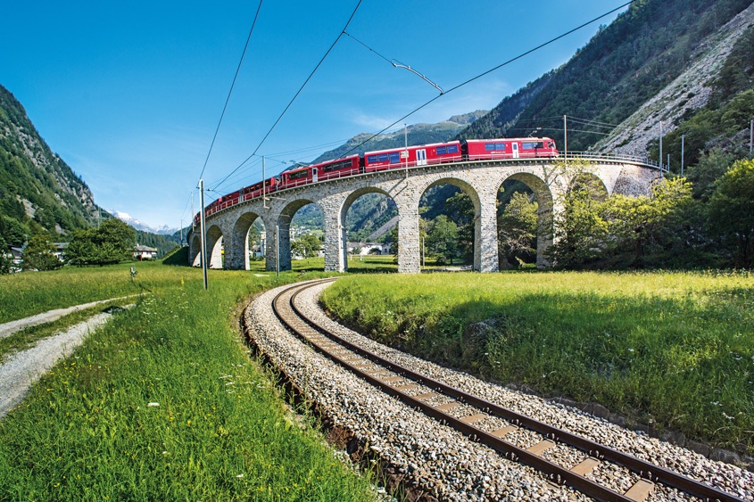 Treinreis met de Bernina Express van Tirano naar Chur, de oudste stad van Zwitserland. Een hoogtepunt van de reis is het cirkelviaduct bij Brusio