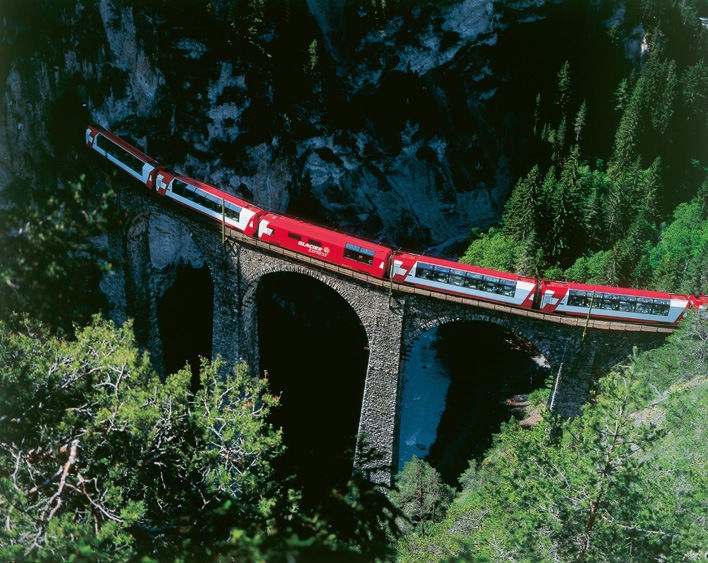 Treinreis met de Glacier Express over het Landwasser viaduct bij Filisur