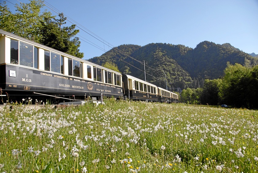 De treinreis in een Belle Epoque wagon van de GoldenPass van Zweisimmen naar Montreux.
