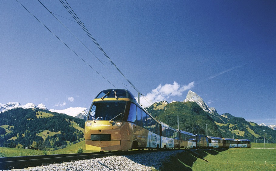 Treinreis met de Golden Pass Panoramic Express tussen Zweisimmen en Montreux aan het Meer van Genève.