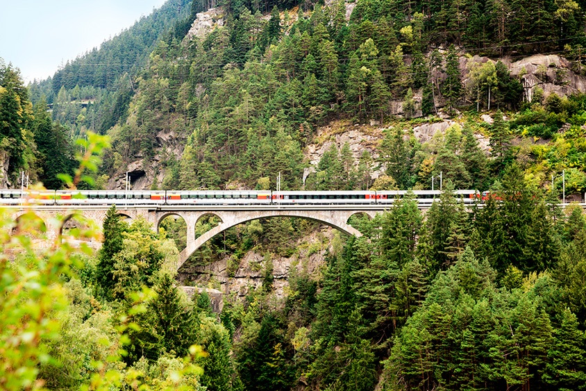 Treinreis per Gotthard-Panorama-Expess van Lugano naar Flüelen aan de Vierwaltstättersee in Zwitserland.