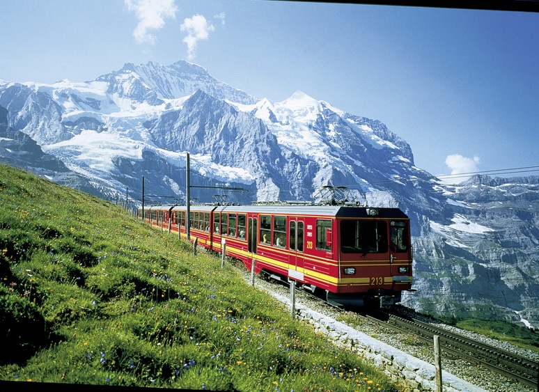 Trein van de Jungfraubahn op het traject Kleine Scheidegg naar Jungfraujoch.