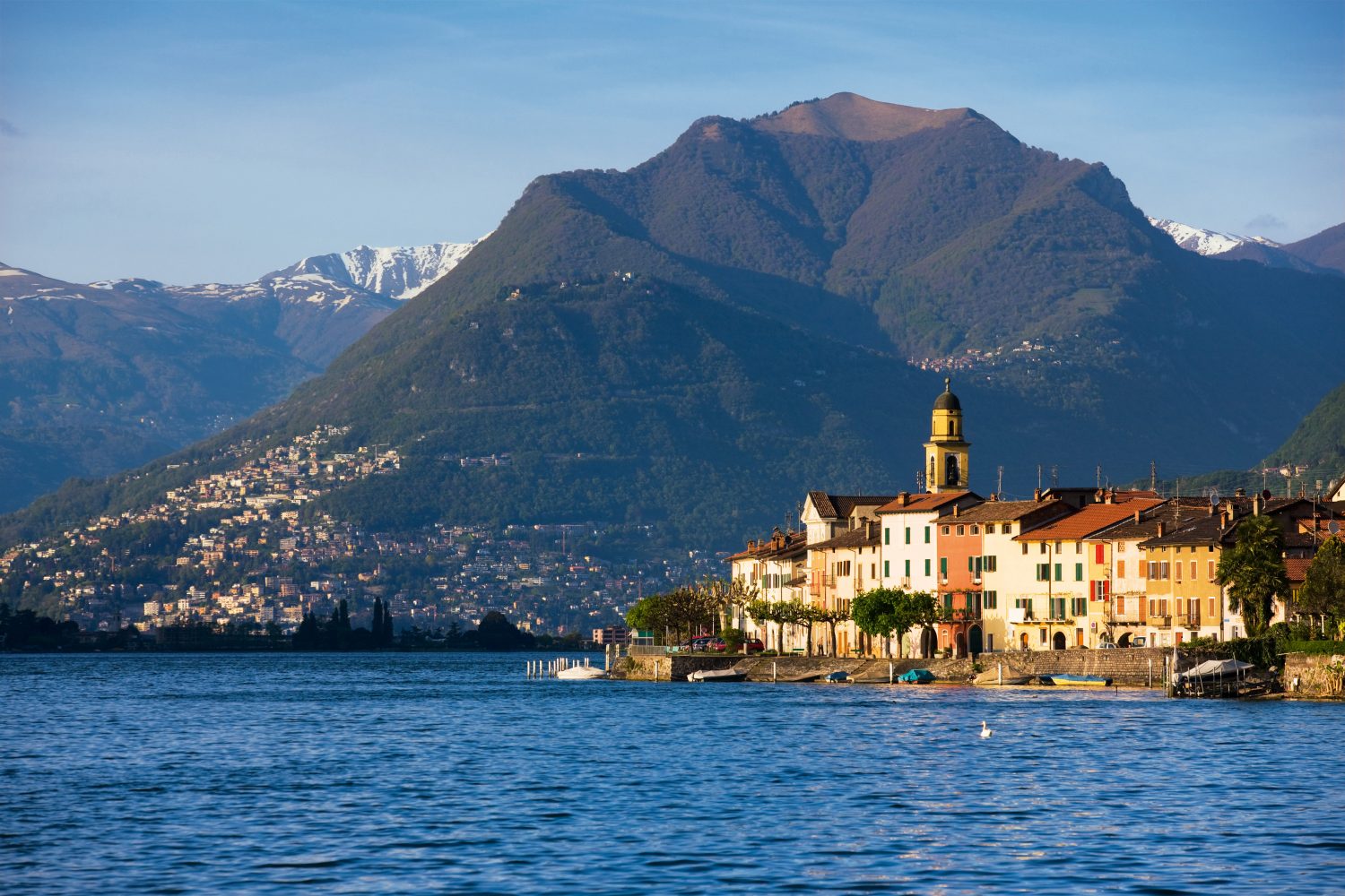 Brusino Arsizio aan het Meer van Lugano. Met de Monte Brè op de achtergrond.