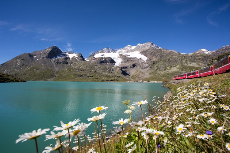 Bernina Express bij Lago Biancoop de Bernina Pas