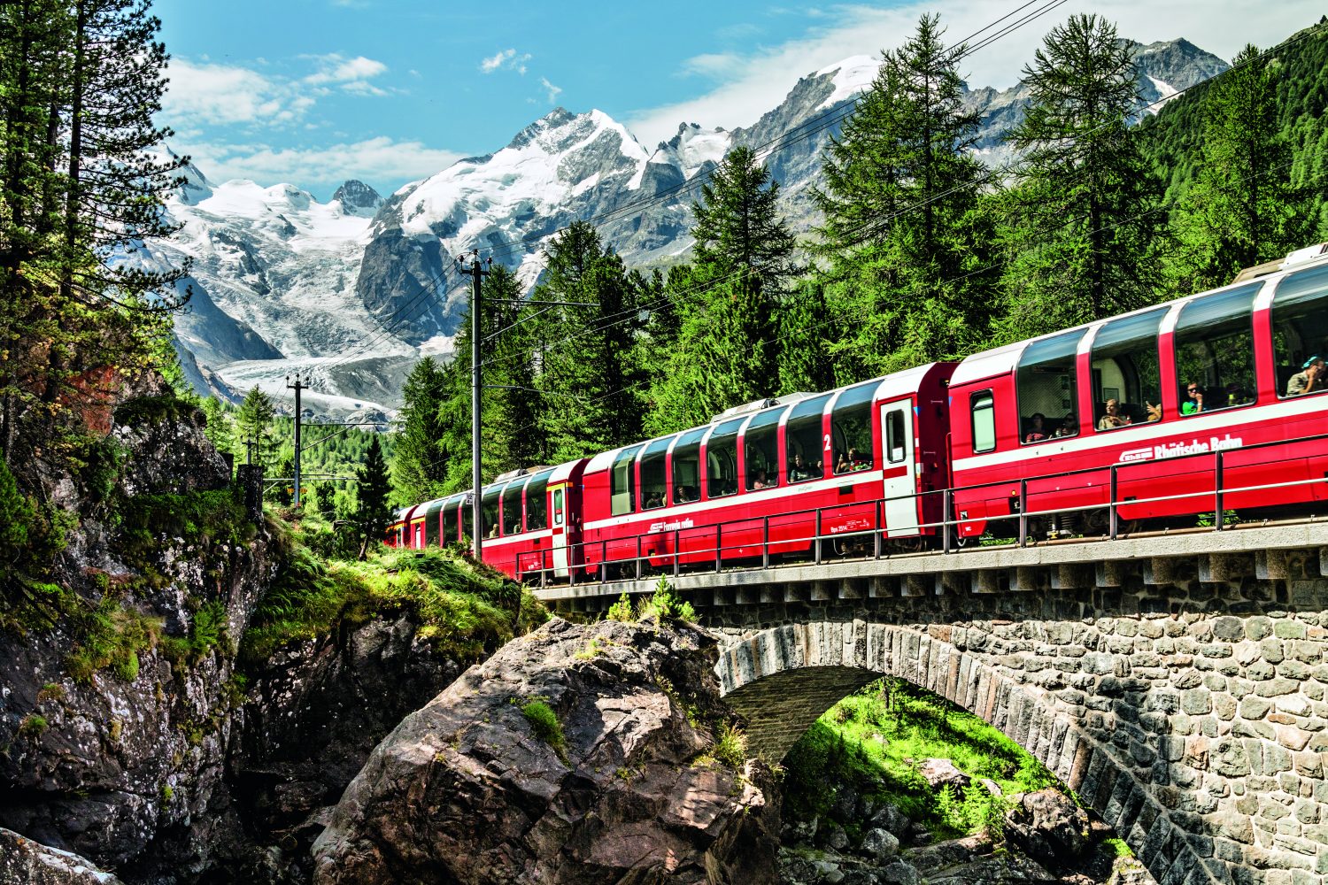 Bernina Express met Morteratsch Gletsjer op achtergrond