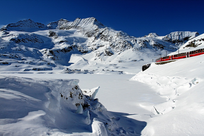 Treinreizen Zwitserland Winter - Bernina Express panoramatrein in de sneeuw bij Lago Bianco