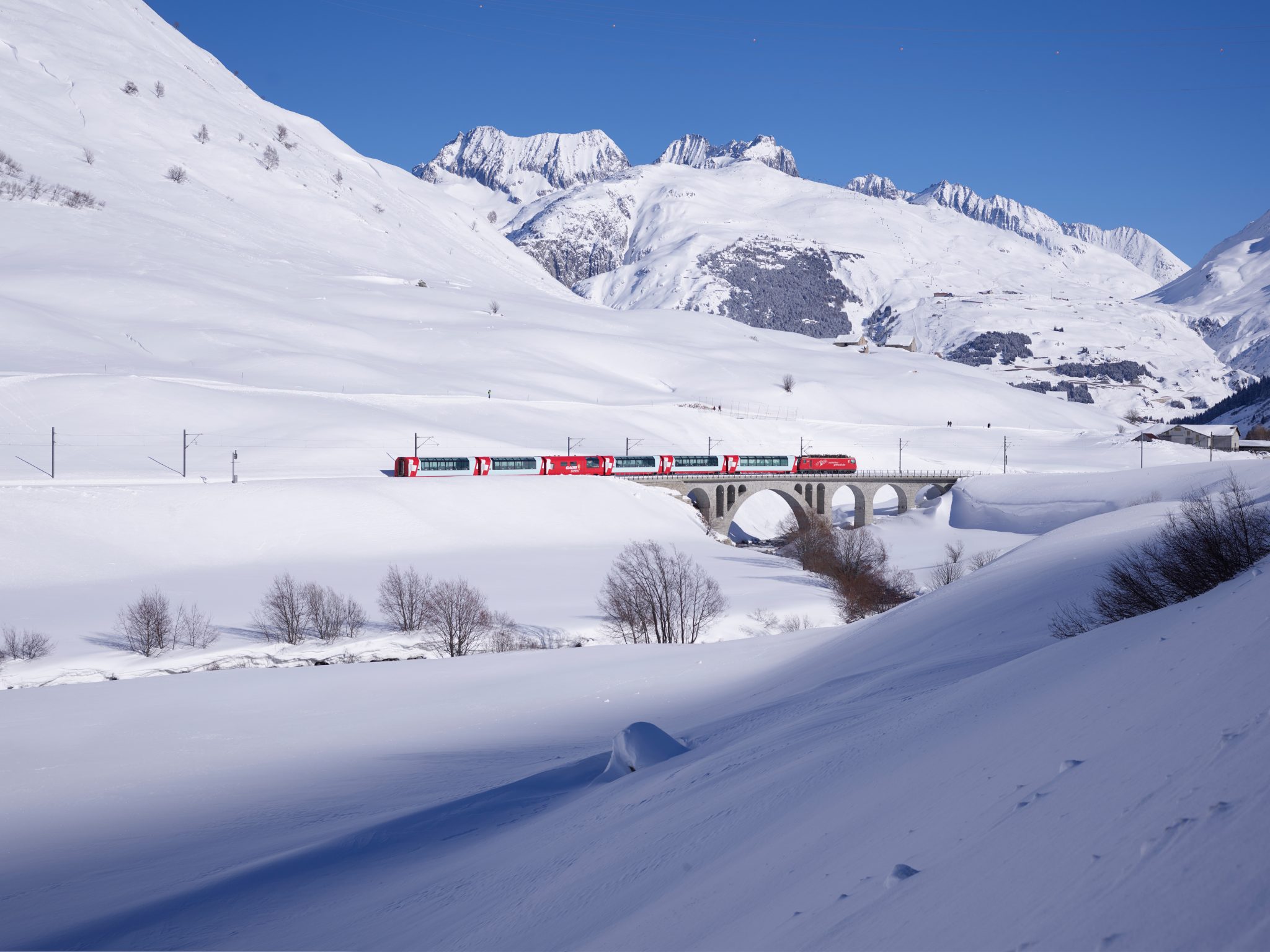 Treinreizen Zwitserland Winter - Glacier Express panoramatrein in de sneeuw onderweg naar Andermatt