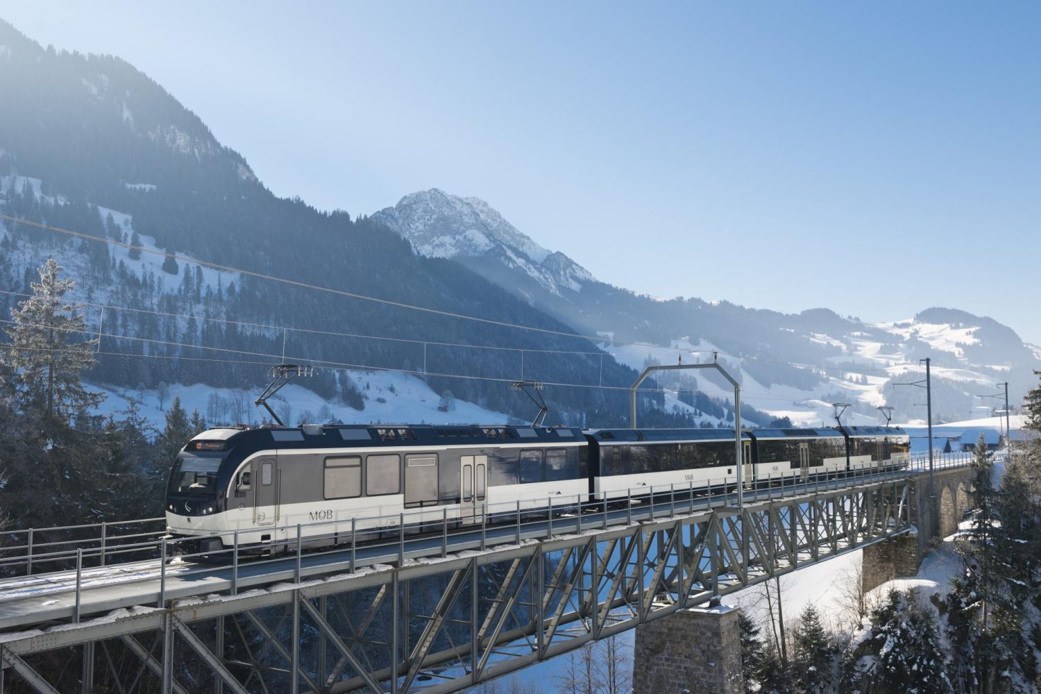 Treinreizen Zwitserland Winter - MOB GoldenPass rijdt over een brug bij Villars