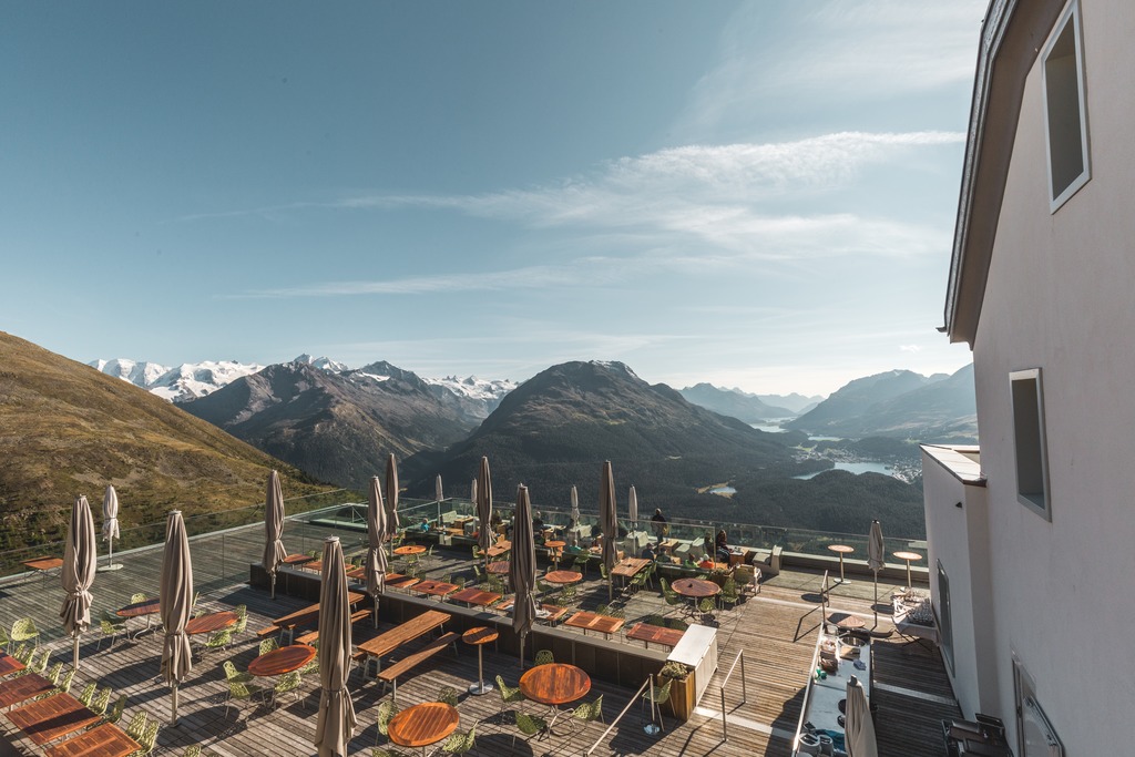 Terras met uitzicht bij Muottas Muragl omgeving St. Moritz