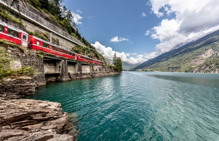 Bernina Express bij Lago di Poschiavo